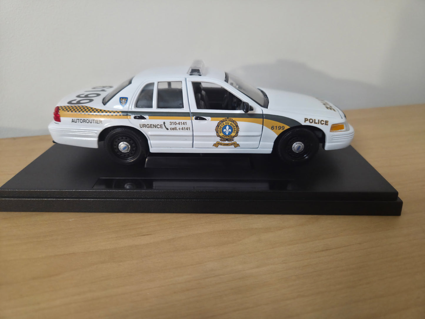 Sûreté du Québec - Ford Crown Victoria 1/27 & Présentoir inclus