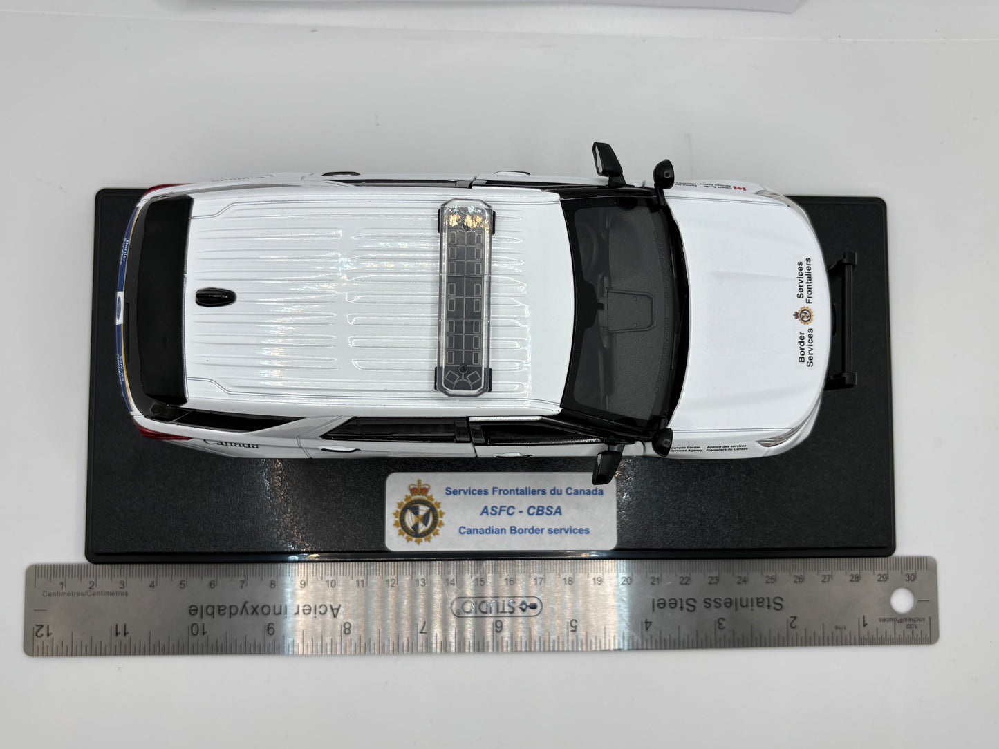 Service Frontalier du Canada 🇨🇦 - Ford Explorer 1/24 - Présentoir personnalisé en extra $