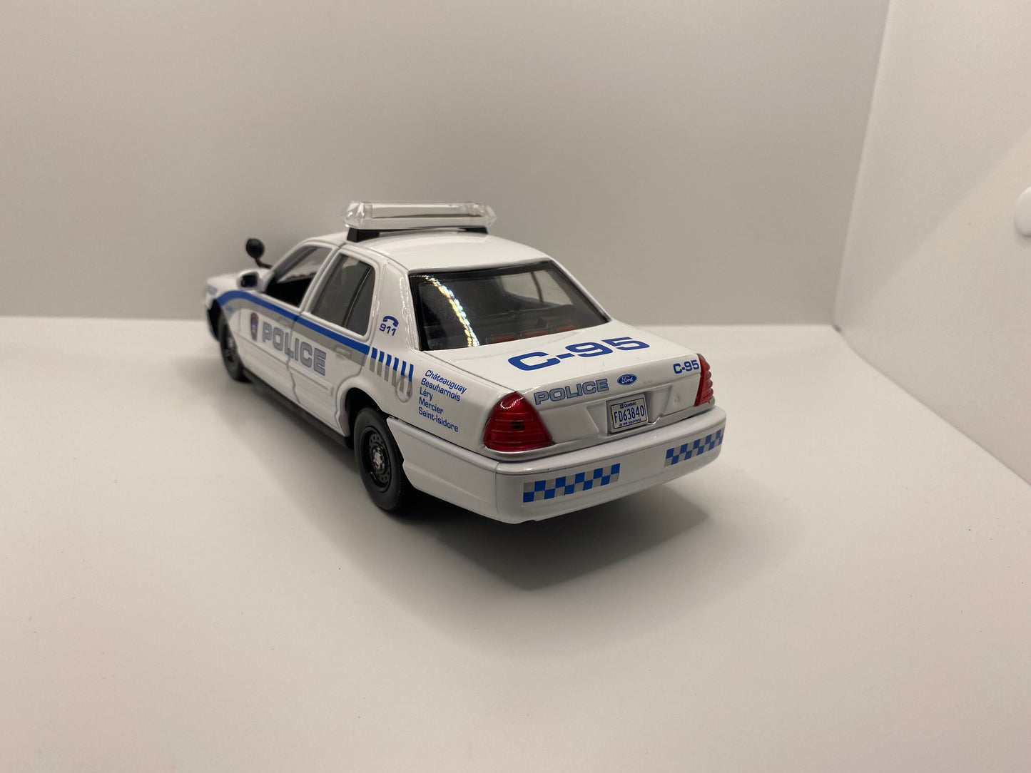 Service de police de Châteauguay - Ford Crown Victoria 1/24