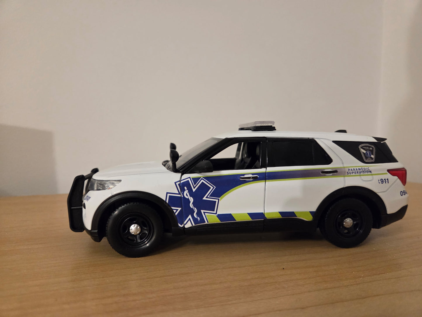 Véhicule superviseur Urgences santé - Ford explorer 2022 1/24