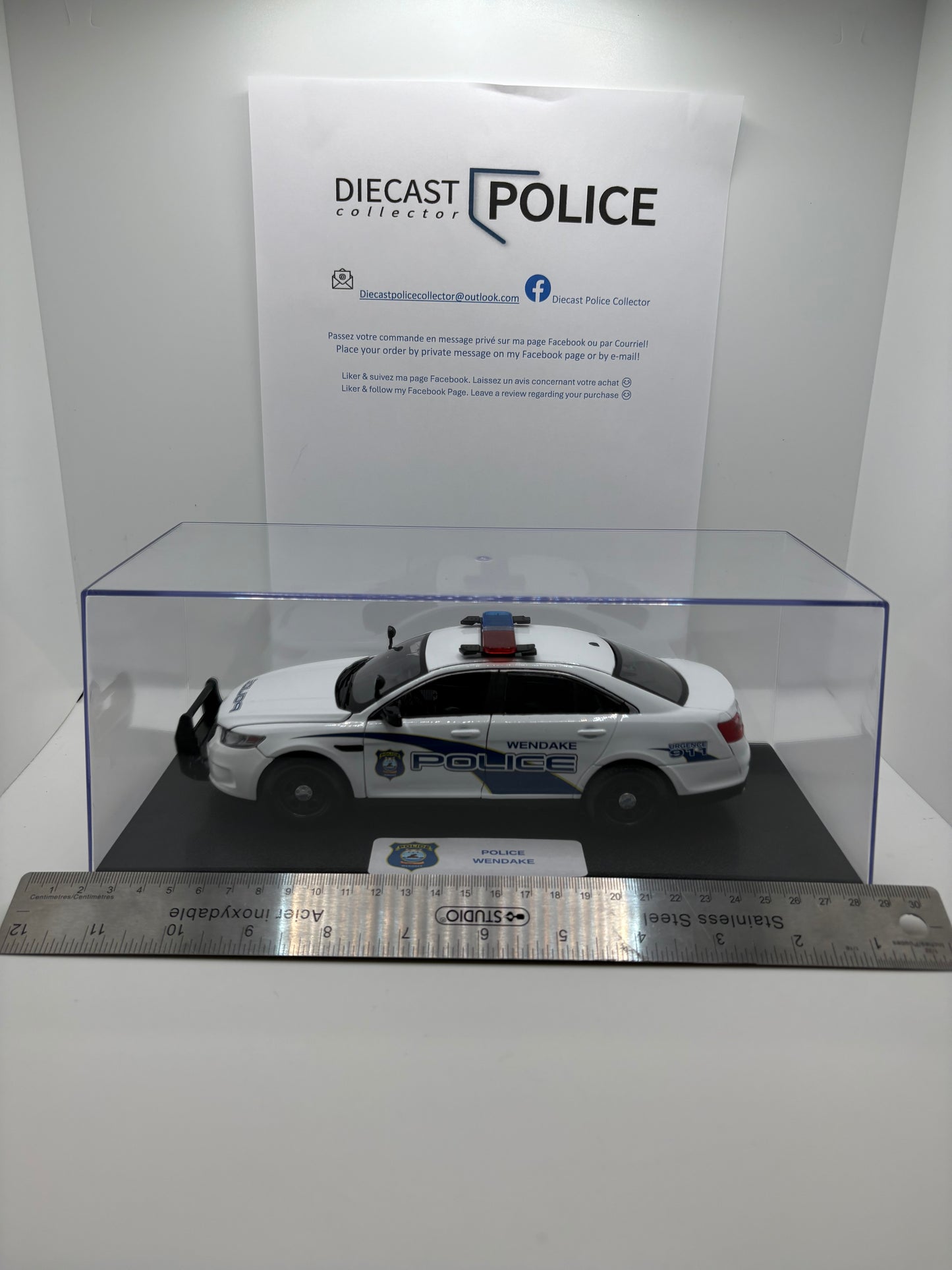 Police de Wendake - Ford Taurus 1/24 - Présentoir personnalisé en extra $