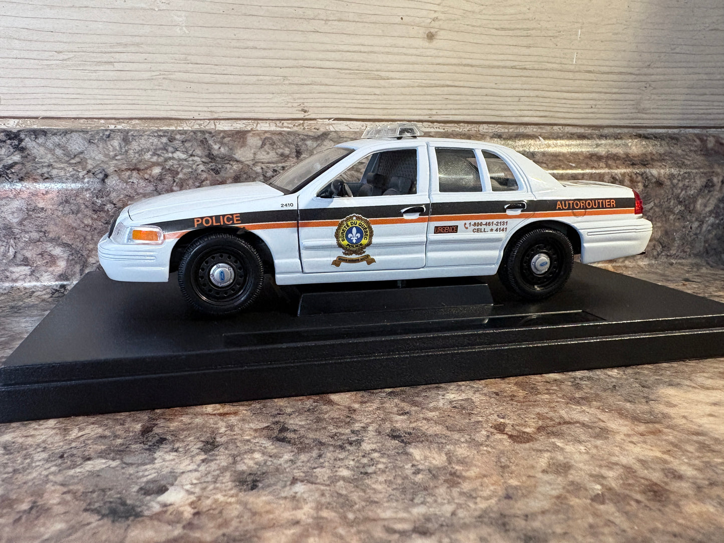 Sûreté du Québec - Ford Crown Victoria 1/25 & Présentoir inclus