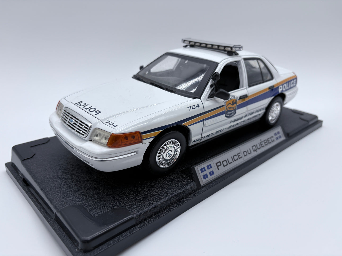 Richelieu-Saint-Laurent - Ford Crown Victoria 1/18 & Présentoir inclus
