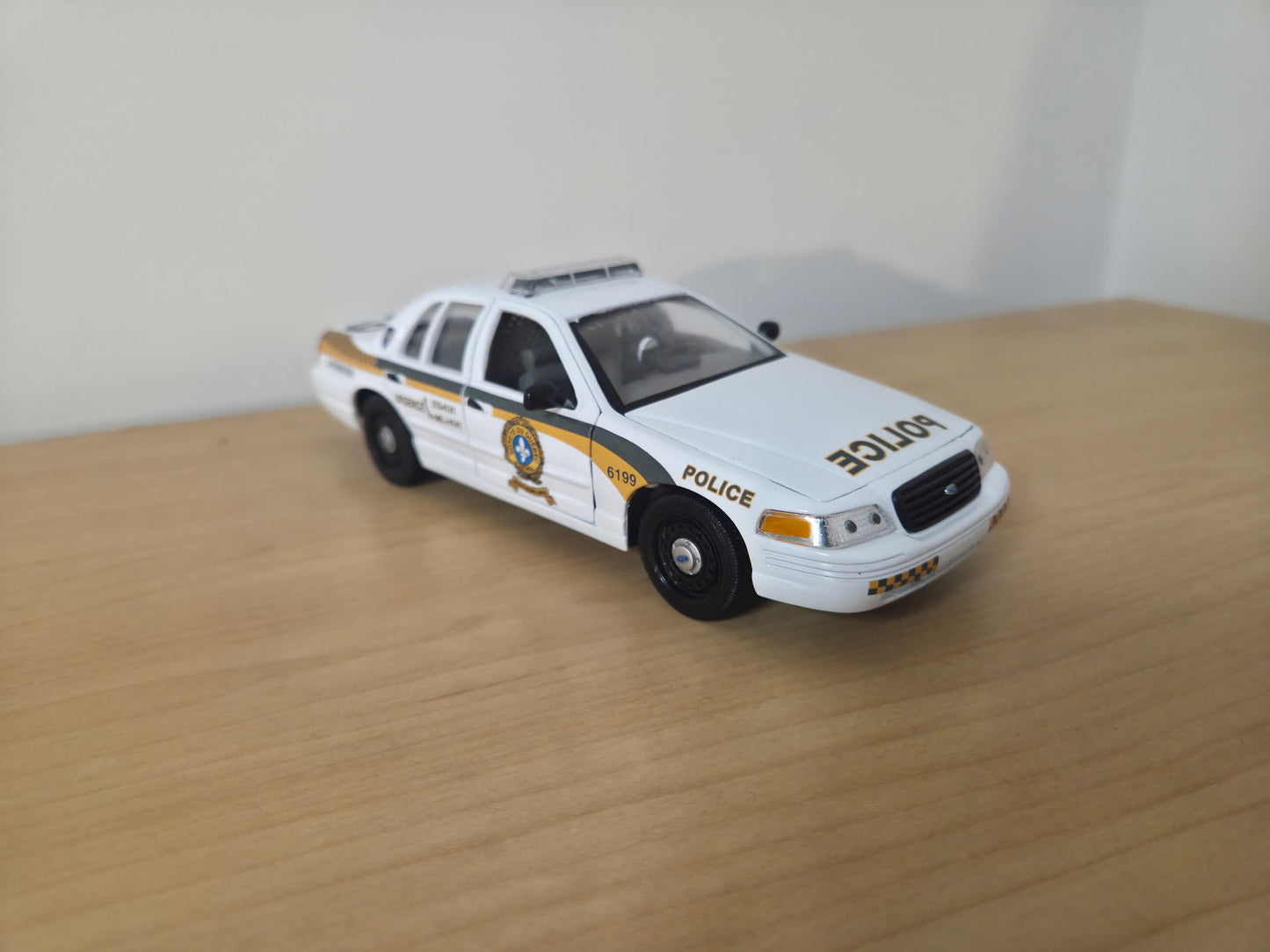 Sûreté du Québec - Ford Crown Victoria 1/27 & Présentoir inclus