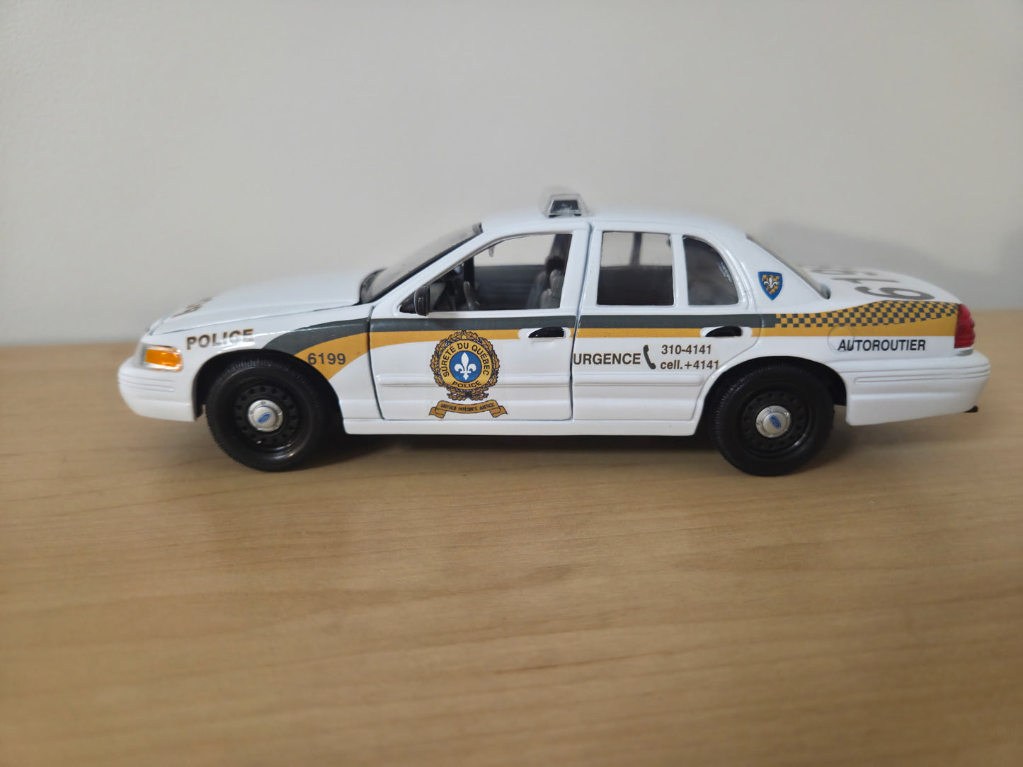 Sûreté du Québec - Ford Crown Victoria 1/27 & Présentoir inclus