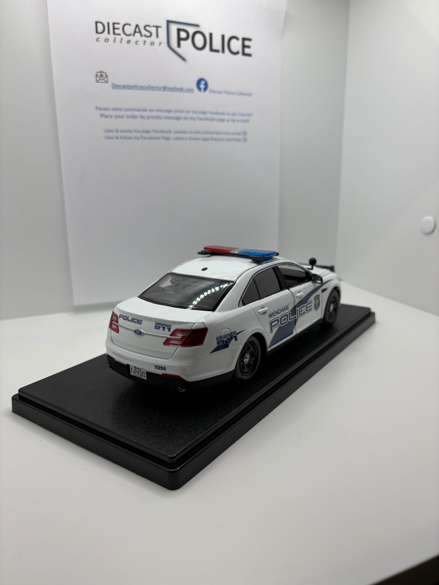 Police de Wendake - Ford Taurus 1/24 - Présentoir personnalisé en extra $