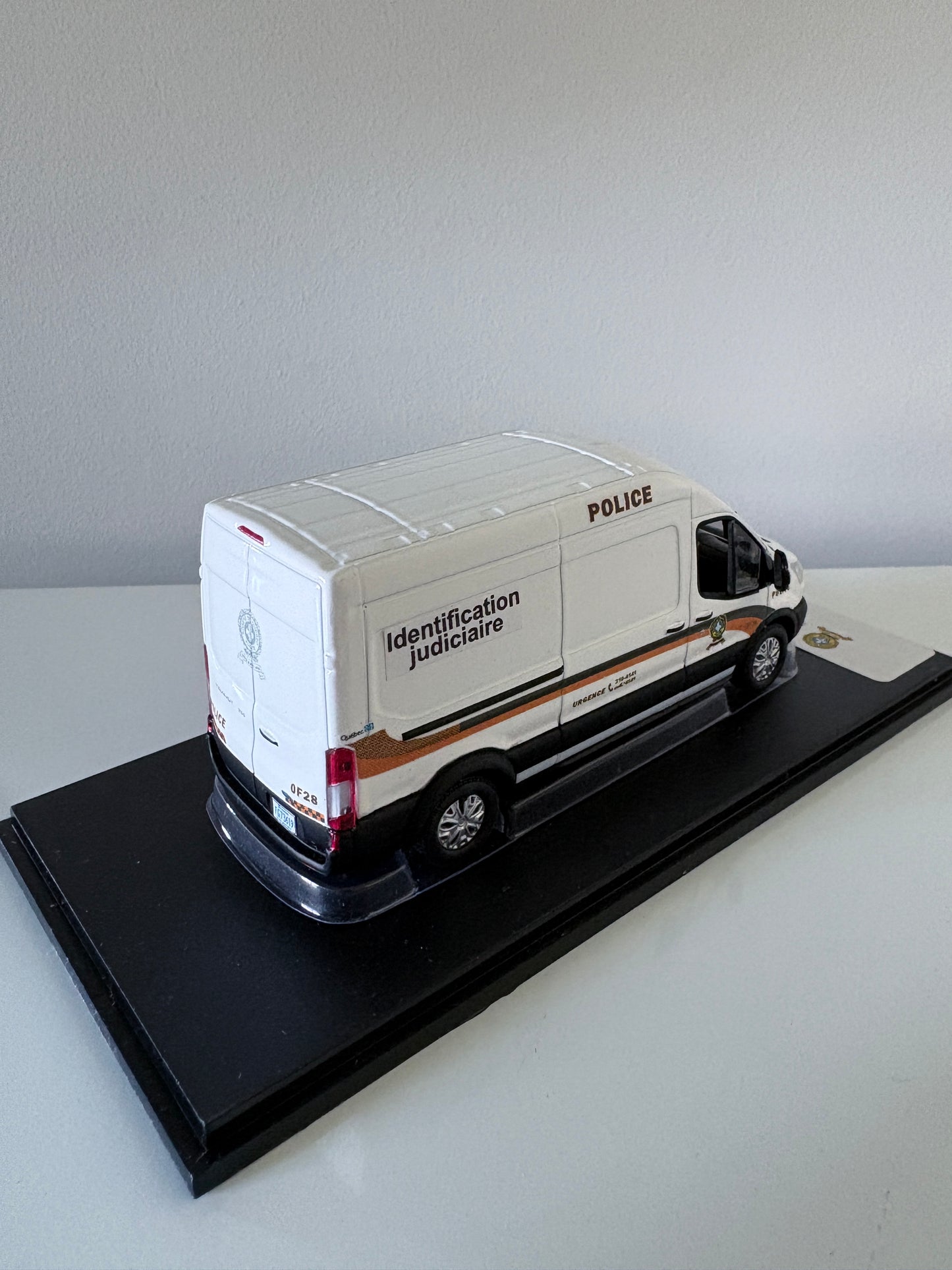 Sûreté du Québec - Ford Transit 1/43 & Présentoir inclus