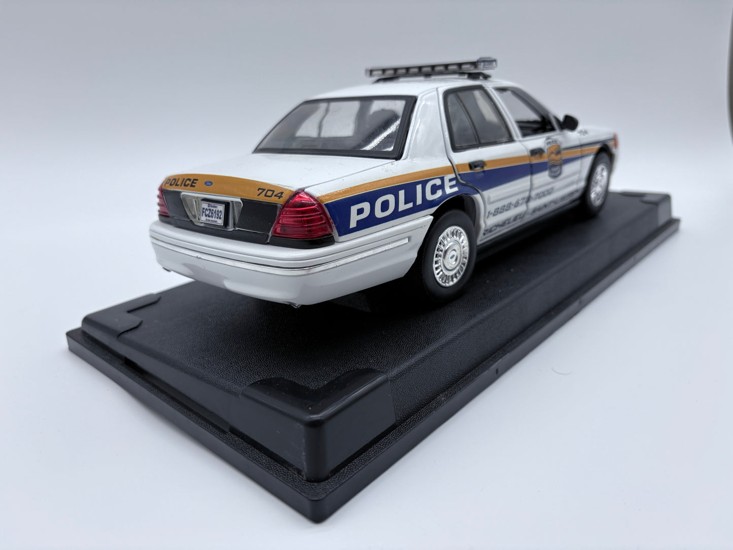 Richelieu-Saint-Laurent - Ford Crown Victoria 1/18 & Présentoir inclus