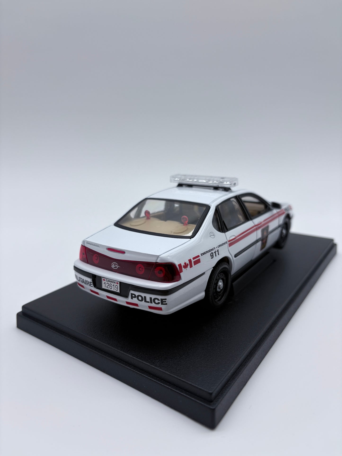 Police Militaire - Chevrolet Impala 1/24 - Présentoir personnalisé inclus