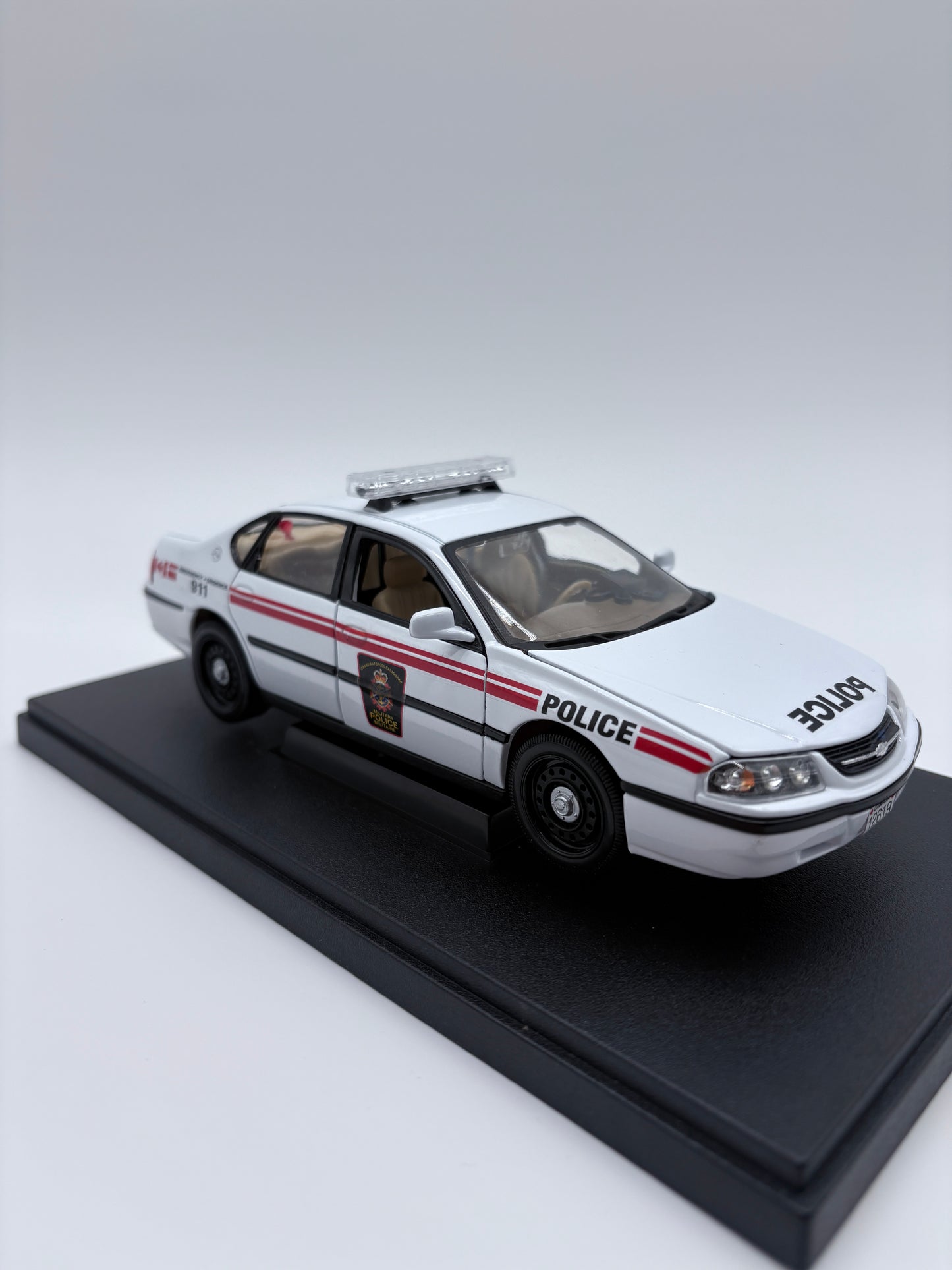 Police Militaire - Chevrolet Impala 1/24 - Présentoir personnalisé inclus
