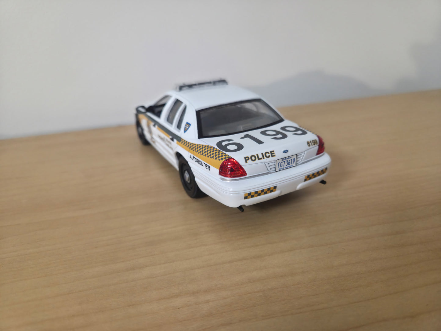 Sûreté du Québec - Ford Crown Victoria 1/27 & Présentoir inclus