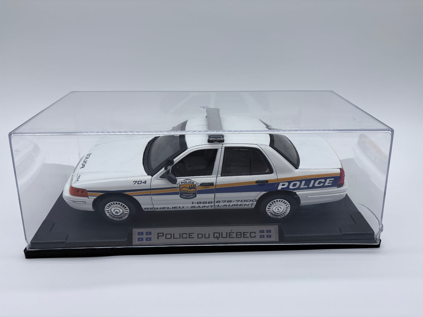 Richelieu-Saint-Laurent - Ford Crown Victoria 1/18 & Présentoir inclus