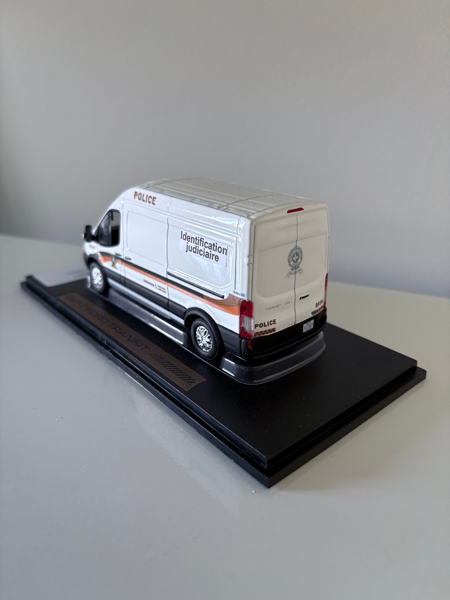 Sûreté du Québec - Ford Transit 1/43 & Présentoir inclus