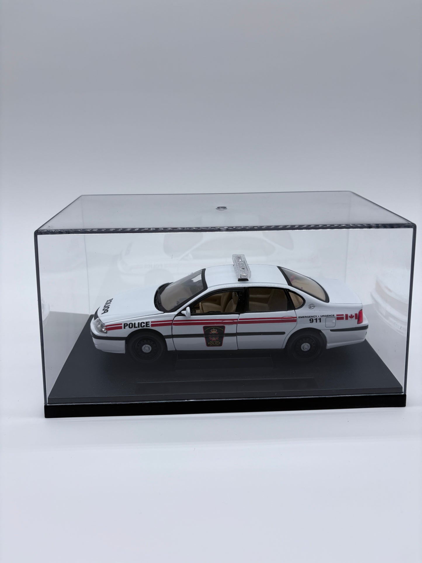 Police Militaire - Chevrolet Impala 1/24 - Présentoir personnalisé inclus