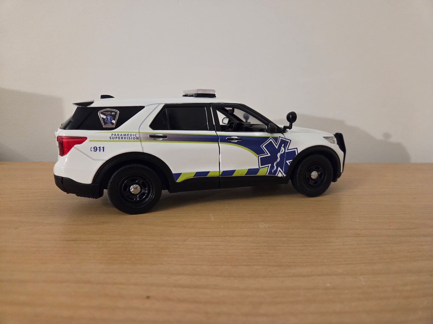Véhicule superviseur Urgences santé - Ford explorer 2022 1/24
