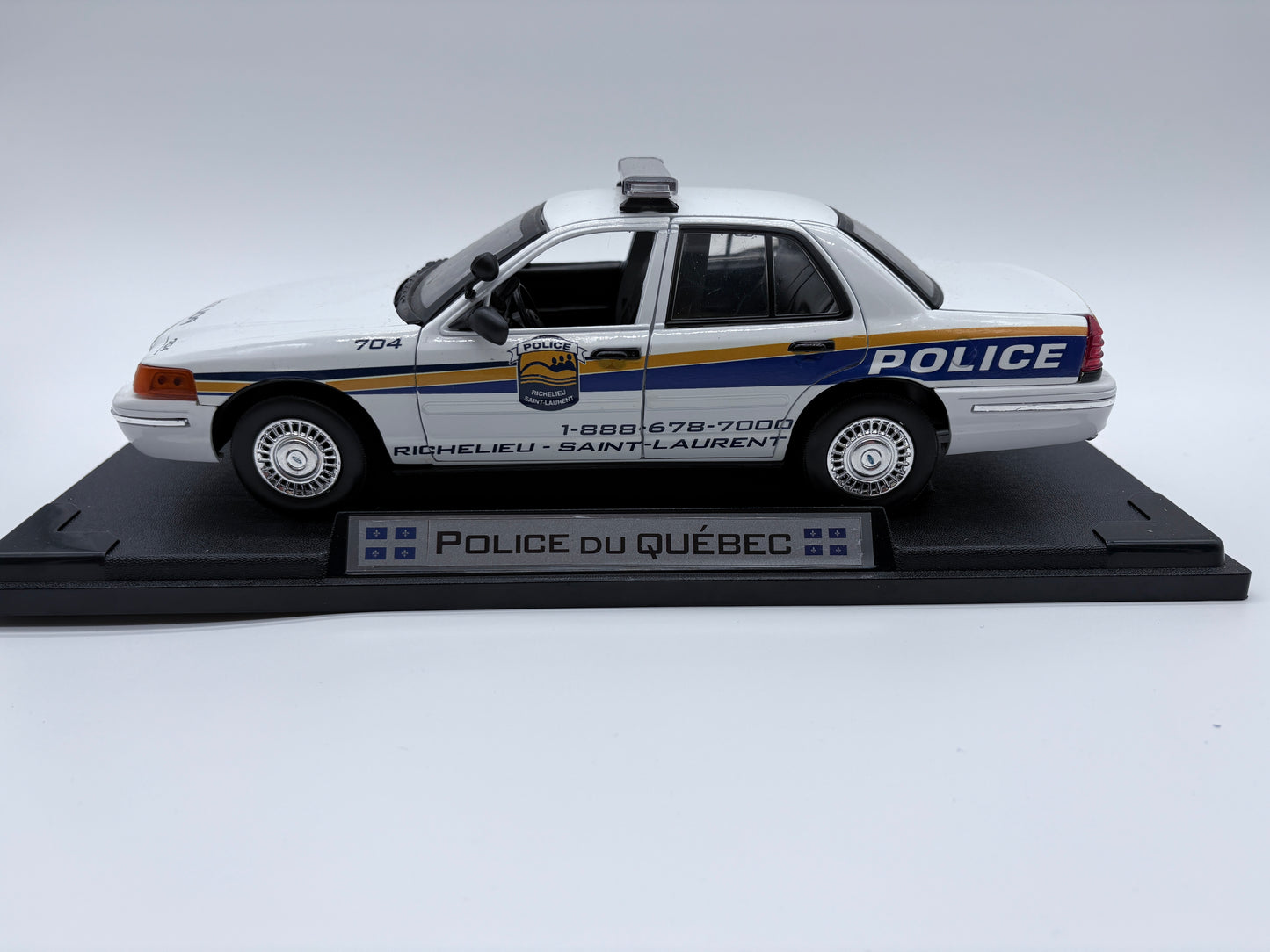 Richelieu-Saint-Laurent - Ford Crown Victoria 1/18 & Présentoir inclus