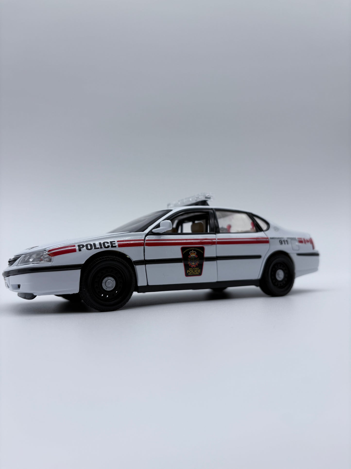 Police Militaire - Chevrolet Impala 1/24 - Présentoir personnalisé inclus