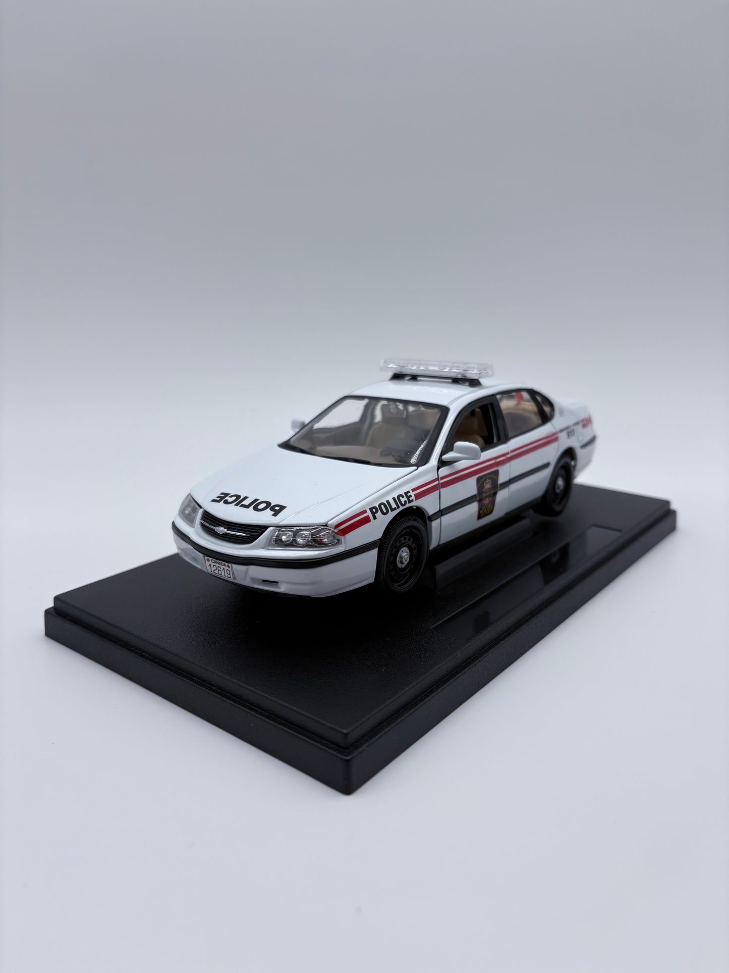 Police Militaire - Chevrolet Impala 1/24 - Présentoir personnalisé inclus