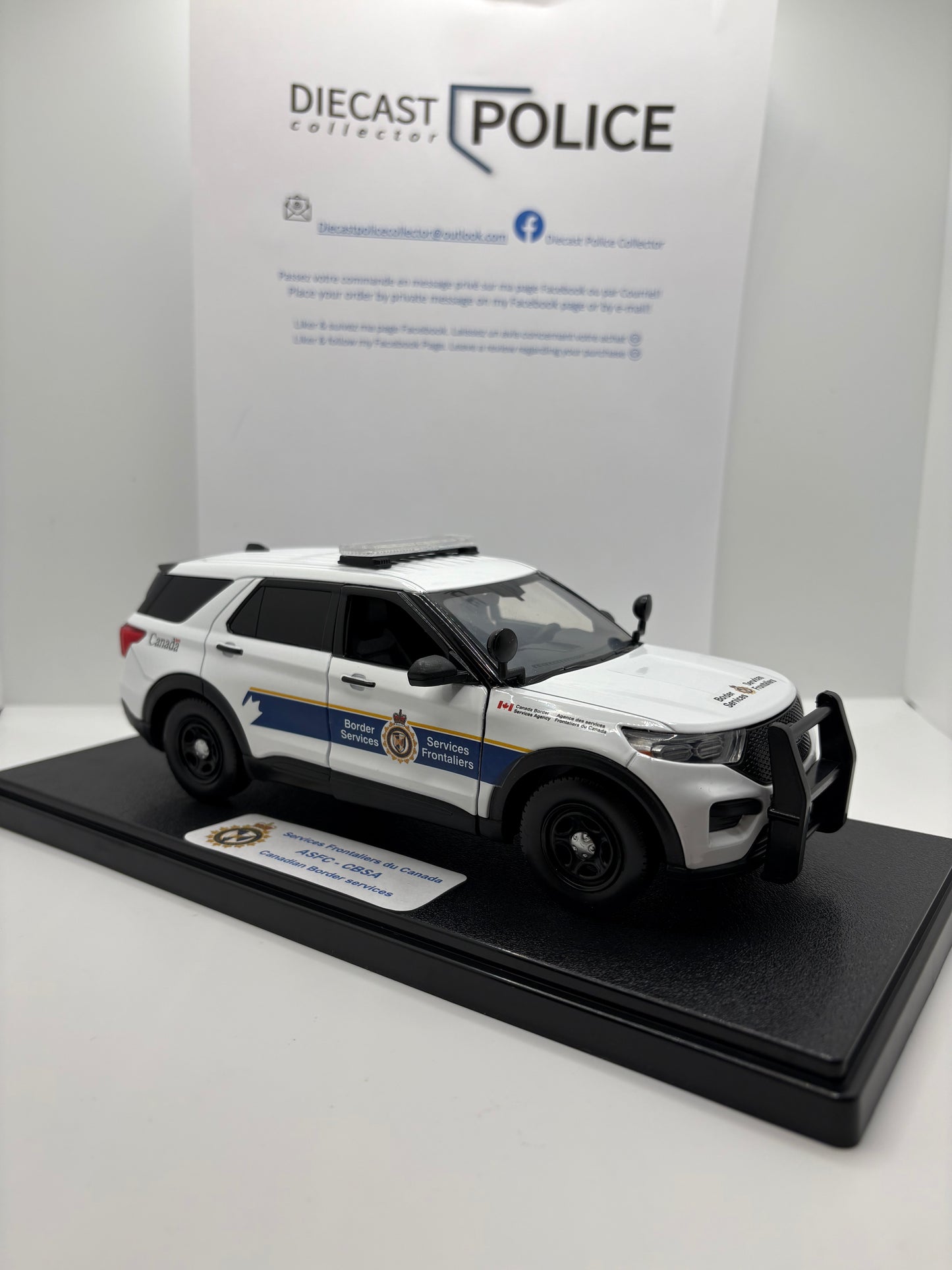 Service Frontalier du Canada 🇨🇦 - Ford Explorer 1/24 - Présentoir personnalisé en extra $
