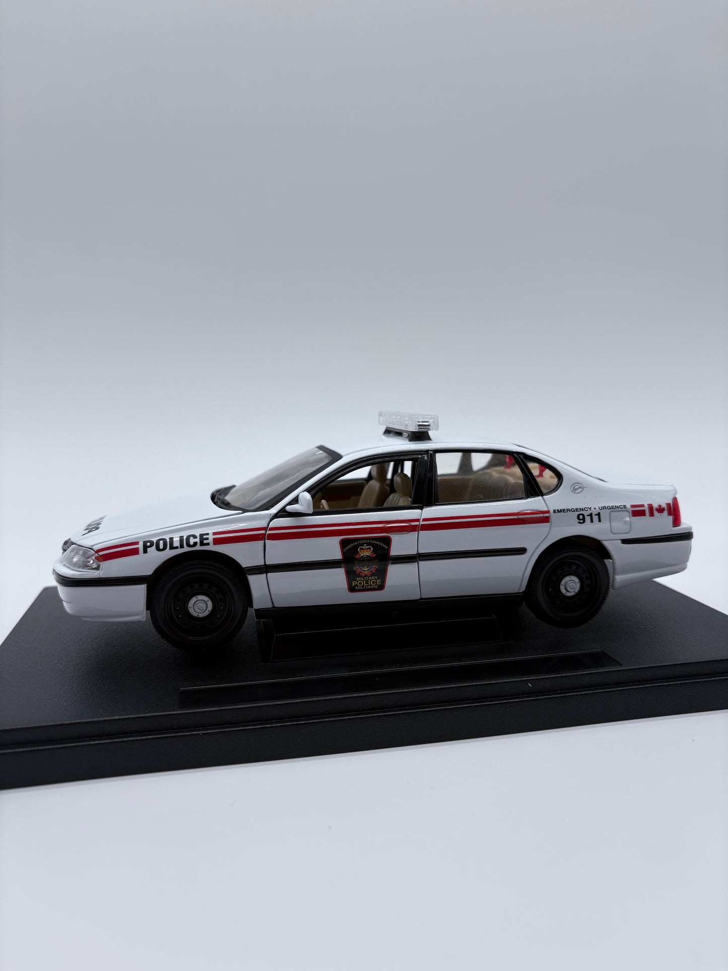 Police Militaire - Chevrolet Impala 1/24 - Présentoir personnalisé inclus