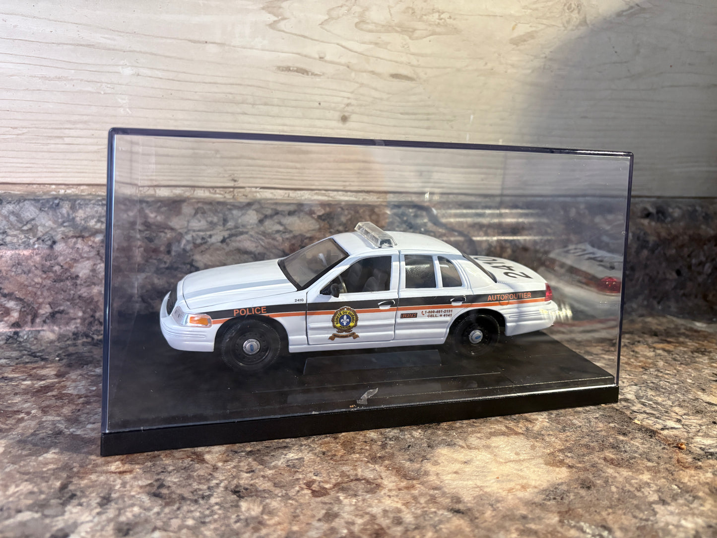 Sûreté du Québec - Ford Crown Victoria 1/25 & Présentoir inclus