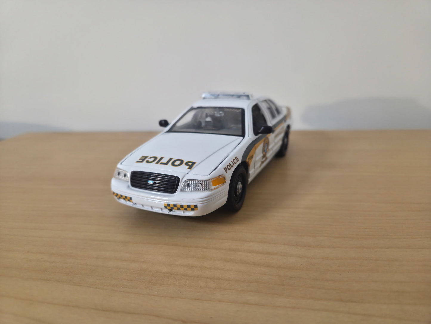 Sûreté du Québec - Ford Crown Victoria 1/27 & Présentoir inclus
